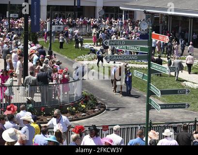 Louisville, Usa. April 2021. Vor dem 147. Lauf der Kentucky Oaks am 30. April 2021 bei Churchill Downs in Louisville Kentucky wird beobachtet, wie Pferde in den Fahrerlager gebracht werden. Foto von Jason Szenes/UPI Credit: UPI/Alamy Live News Stockfoto