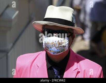 Louisville, Usa. April 2021. Ein Mann mit Gesichtsmaske wird vor dem 147. Lauf der Kentucky Oaks am 30. April 2021 in Churchill Downs in Louisville Kentucky gesehen. Foto von Jason Szenes/UPI Credit: UPI/Alamy Live News Stockfoto