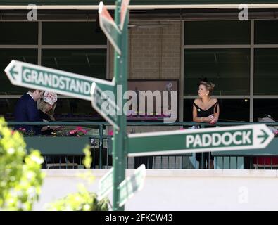 Louisville, Usa. April 2021. Vor dem 147. Lauf der Kentucky Oaks am 30. April 2021 in Churchill Downs in Louisville Kentucky werden Menschen gesehen, die über das Fahrerlager blicken. Foto von Jason Szenes/UPI Credit: UPI/Alamy Live News Stockfoto