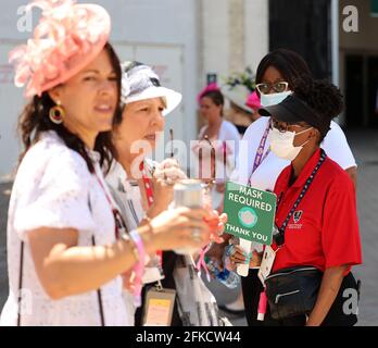 Louisville, Usa. April 2021. Mitarbeiter von Churchill Downs versucht vor dem Kentucky Oaks-Rennen am 30. April 2021 in Churchill Downs in Louisville Kentucky das Tragen von Masken zu fördern. Foto von Mark Abraham/UPI Credit: UPI/Alamy Live News Stockfoto