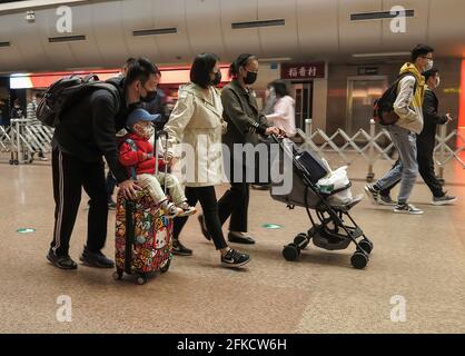 Peking, China. April 2021. Eltern gehen mit ihren Kindern am Bahnhof Beijing West. Die chinesische Bevölkerung ist seit 2020 weiter gewachsen, sagte das Nationale Statistikbüro (NBS) am Donnerstag. Die spezifischen Daten werden in der 7. Nationalen Volkszählung Bulletin veröffentlicht werden, sagte der NBS in einer kurzen Erklärung auf seiner Website. Die 7. Nationale Volkszählung wurde im November letzten Jahres gestartet. Kredit: SOPA Images Limited/Alamy Live Nachrichten Stockfoto