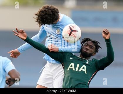 Manchester, England, 30. April 2021. Rodel Richards aus Tottenham wurde während des Spiels der Professional Development League im Academy Stadium in Manchester von Phillipe Sandler aus Manchester City herausgefordert. Bildnachweis sollte lauten: Andrew Yates / Sportimage Kredit: Sportimage/Alamy Live News Stockfoto