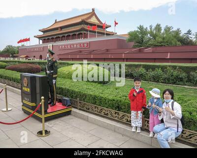 Peking, China. April 2021. Tourist nimmt ihre Kinder mit zum Tiananmen in Peking. Die chinesische Bevölkerung ist seit 2020 weiter gewachsen, sagte das Nationale Statistikbüro (NBS) am Donnerstag. Die spezifischen Daten werden in der 7. Nationalen Volkszählung Bulletin veröffentlicht werden, sagte der NBS in einer kurzen Erklärung auf seiner Website. Die 7. Nationale Volkszählung wurde im November letzten Jahres gestartet. Kredit: SOPA Images Limited/Alamy Live Nachrichten Stockfoto