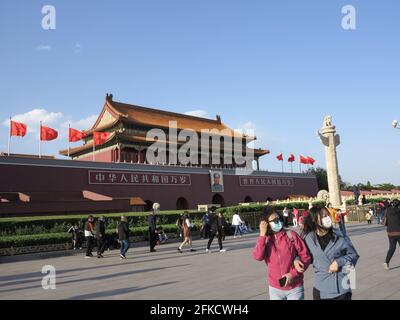 Peking, China. April 2021. Touristen mit Gesichtsmasken besuchen den Tiananmen in Peking. Die chinesische Bevölkerung ist seit 2020 weiter gewachsen, sagte das Nationale Statistikbüro (NBS) am Donnerstag. Die spezifischen Daten werden in der 7. Nationalen Volkszählung Bulletin veröffentlicht werden, sagte der NBS in einer kurzen Erklärung auf seiner Website. Die 7. Nationale Volkszählung wurde im November letzten Jahres gestartet. (Foto von Sheldon Cooper/SOPA Images/Sipa USA) Quelle: SIPA USA/Alamy Live News Stockfoto