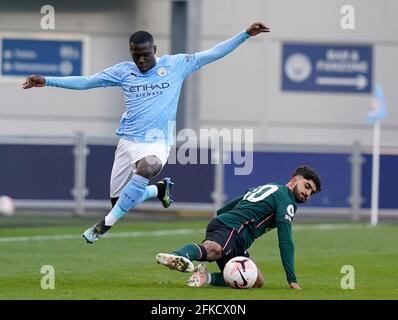 Manchester, England, 30. April 2021. Claudio Gomes aus Manchester City wurde von Dilan Markanday aus Tottenham während des Spiels der Professional Development League im Academy Stadium in Manchester angegangen. Bildnachweis sollte lauten: Andrew Yates / Sportimage Kredit: Sportimage/Alamy Live News Stockfoto