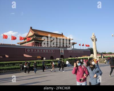 Peking, China. April 2021. Touristen mit Gesichtsmasken besuchen den Tiananmen-Platz in Peking.Chinas Bevölkerung ist seit 2020 weiter gewachsen, teilte das Nationale Statistikbüro (NBS) am Donnerstag mit. Die spezifischen Daten werden in der 7. Nationalen Volkszählung Bulletin veröffentlicht werden, sagte der NBS in einer kurzen Erklärung auf seiner Website. Die 7. Nationale Volkszählung wurde im November letzten Jahres gestartet. Quelle: Sheldon Cooper/SOPA Images/ZUMA Wire/Alamy Live News Stockfoto