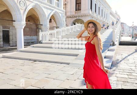 Aufgeregt junge Prinzessin in Venedig bereit, die zu gehen Treppen zu besuchen die erstaunliche Stadt in Italien Stockfoto