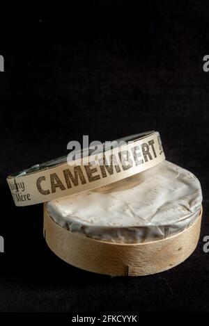 Andorra, La Vella, Andorra : 2021. April 30 : Camembert Käse im Hintergrund schwarz im Studio. Stockfoto