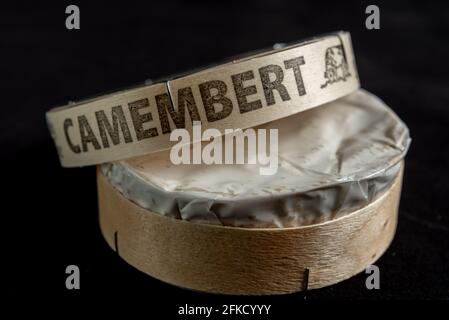 Andorra, La Vella, Andorra : 2021. April 30 : Camembert Käse im Hintergrund schwarz im Studio. Stockfoto