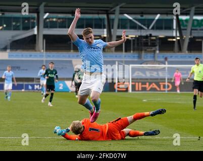 Manchester, England, 30. April 2021. Kacper Kurylowicz von Tottenham rettet vor Liam Delap von Manchester City während des Spiels der Professional Development League im Academy Stadium in Manchester. Bildnachweis sollte lauten: Andrew Yates / Sportimage Kredit: Sportimage/Alamy Live News Stockfoto