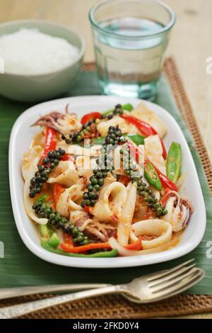 Gebratener frischer Tintenfisch mit kampot-Pfeffer, kambodschanische Küche, umrühren Stockfoto