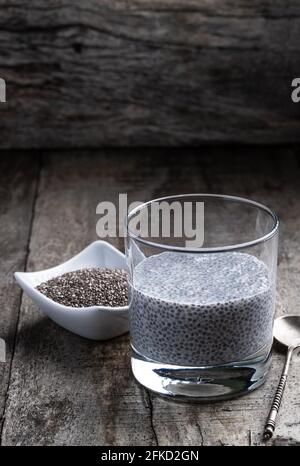 Chia-Samenpudding aus klarem Glas auf Holztisch Stockfoto