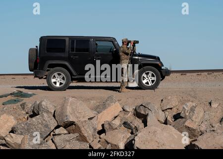 Yuma, Arizona, USA. April 2021. Ein Mitglied der Nationalgarde untersucht die Grenze zwischen den USA und Mexiko. Quelle: Cheney Orr/ZUMA Wire/Alamy Live News Stockfoto