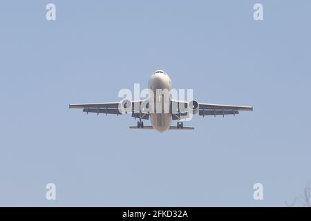 ISTANBUL, TÜRKEI – 23. FEBRUAR 2021: MNG Airlines Airbus A300-622RF (CN 734) landet auf dem Flughafen Istanbul Atatürk. Stockfoto