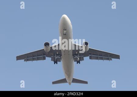 ISTANBUL, TÜRKEI – 23. FEBRUAR 2021: MNG Airlines Airbus A300-622RF (CN 734) landet auf dem Flughafen Istanbul Atatürk. Stockfoto