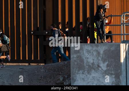 Yuma, Arizona, USA. April 2021. Asylbewerber überqueren die Grenze in die Vereinigten Staaten. Quelle: Cheney Orr/ZUMA Wire/Alamy Live News Stockfoto