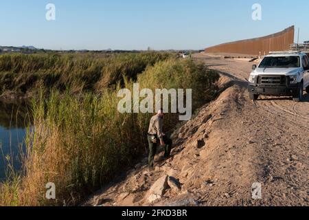 Yuma, Arizona, USA. April 2021. Ein US-Grenzschutzagent untersucht die Grenze zwischen den USA und Mexiko. Quelle: Cheney Orr/ZUMA Wire/Alamy Live News Stockfoto