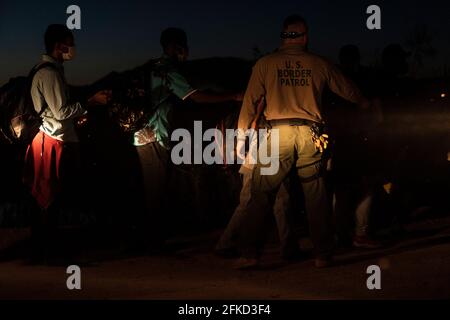 Yuma, Arizona, USA. April 2021. Asylbewerber werden von der US-Grenzpolizei an der Grenzmauer nach der Überfahrt in die Vereinigten Staaten festgehalten. Quelle: Cheney Orr/ZUMA Wire/Alamy Live News Stockfoto