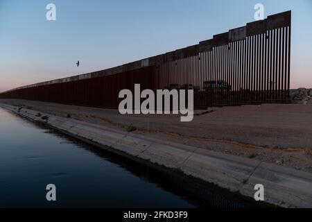 Yuma, Arizona, USA. April 2021. Die Fahrzeuge der US-Grenzschutzpolizei stehen auf der US-Seite der Grenzmauer. Quelle: Cheney Orr/ZUMA Wire/Alamy Live News Stockfoto