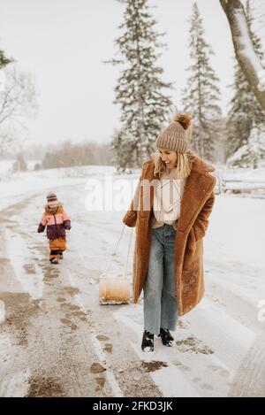 Kanada, Ontario, Mutter und Tochter auf Winterwanderung Stockfoto