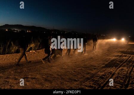 Yuma, Arizona, USA. April 2021. Asylbewerber werden von der US-Grenzpolizei an der Grenzmauer nach der Überfahrt in die Vereinigten Staaten festgehalten. Quelle: Cheney Orr/ZUMA Wire/Alamy Live News Stockfoto