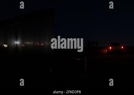 Yuma, Arizona, USA. April 2021. Asylbewerber werden von der US-Grenzpolizei an der Grenzmauer nach der Überfahrt in die Vereinigten Staaten festgehalten. Quelle: Cheney Orr/ZUMA Wire/Alamy Live News Stockfoto