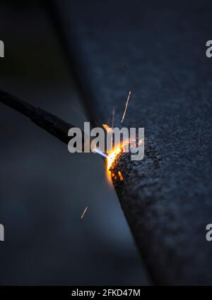 Italien, Verbania, Nahaufnahme der CNC-Plasmaschneidemaschine Stockfoto