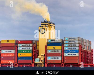 Stickstoffoxid-Verschmutzung durch die Schifffahrt - Schiffsauslass - Verschmutzung durch Containerschiffe - NOx-Emissionen Stickstoffoxid reich Gelber Rauchtrichter Stockfoto