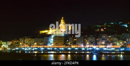 Ein Blick auf Menton bei Nacht an der Cote d'Azur, Frankreich Stockfoto