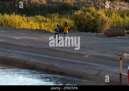 Yuma, Arizona, USA. April 2021. Asylbewerber überqueren die Grenze in die Vereinigten Staaten. Quelle: Cheney Orr/ZUMA Wire/Alamy Live News Stockfoto