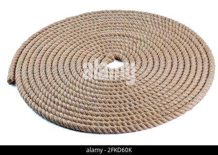 Flache Spiralspule aus natürlichem 10 mm Jute Hessian Seil geflochten Twisted isoliert auf weißem Hintergrund. Stockfoto