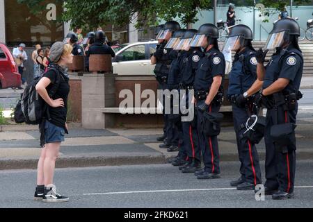 Toronto, Ontario, Kanada - 25. Juni 2010: Randalierer konfrontieren die Randalierungspolitik in einem Protest vor dem G20-Gipfel Stockfoto