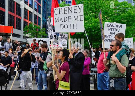 Toronto, Ontario, Kanada - 05/29/2009: Demonstranten halten Plakate über die friedliche Demonstration gegen den Bush-Besuch in Toronto Stockfoto