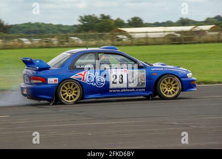 Subaru Impreza Rallye-Auto, das an der Richard Burns Memorial Rally 2009 bei RAF Marham, Norfolk, Großbritannien, teilnimmt. Angetrieben von Stephenson Stockfoto