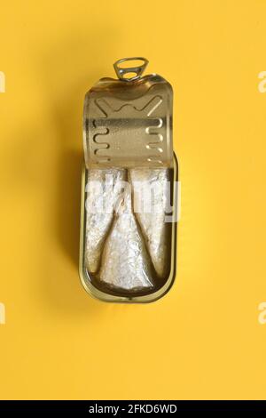 Draufsicht auf eine Dose Sardinen auf gelbem Hintergrund Stockfoto