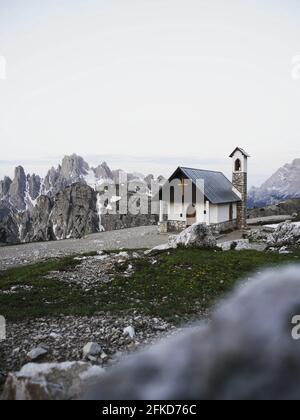 Alpenpanorama von Cappella degli Alpini vor der Kapelle Von Cadini di Misurina Range Gruppe von Tre Cime di Lavaredo Gipfel in Sexten Do Stockfoto