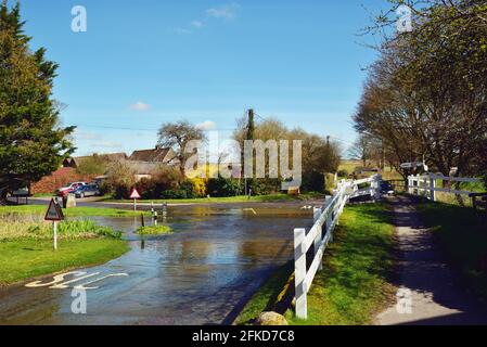 Der Fluss Tarrant bei Tarrant Monkton, Dorset. Der Fluss ist hoch, nachdem die letzten starken und anhaltenden Regen. Stockfoto