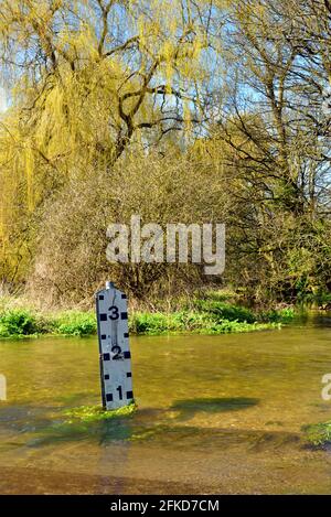 Tiefenmarkierung an der ford in Tarrant Monkton, Dorset, nach einer Zeit starker und längerer Niederschläge. Stockfoto