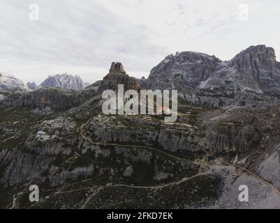 Alpenpanorama der Hütte Locatelli mit Toblin-Turm In der Tre Cime di Lavaredo in den Sexten Dolomiten Belluno Süd Tirol Italien alpen Europa Stockfoto