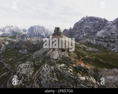 Alpenpanorama der Hütte Locatelli mit Toblin-Turm In der Tre Cime di Lavaredo in den Sexten Dolomiten Belluno Süd Tirol Italien alpen Europa Stockfoto