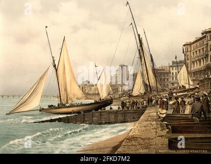 Eine Yacht, die vom Strand startet, Hastings, Sussex um 1890-1900 Stockfoto