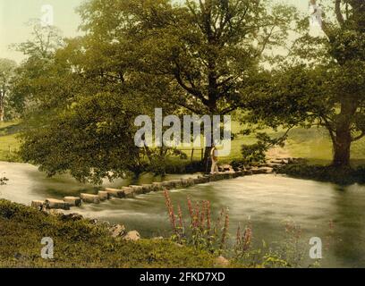 Stepping Stones über den Fluss Rothay in Ambleside im Lake District, Cumbria um 1890-1900 Stockfoto