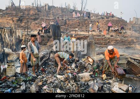 Am 22. März 2021 brach in Kutupalong Balukhali, den größten Flüchtlingslagern der Welt, in Cox’s Bazar, Bangladesch, ein massives Feuer aus. Stockfoto