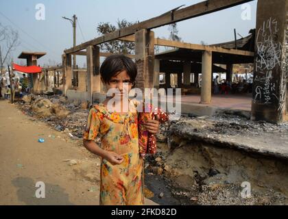 Am 22. März 2021 brach in Kutupalong Balukhali, den größten Flüchtlingslagern der Welt, in Cox’s Bazar, Bangladesch, ein massives Feuer aus. Stockfoto