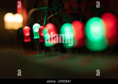 Nahaufnahme der LED-Elemente auf der Elektronikplatine in weiß-grün Rot Stockfoto