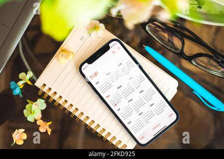 Kharkov, Ukraine - 27. April 2021: Arbeitsbereich mit Kalender-App vom Apple iPhone 12, Kalenderanwendung für 2021 Stockfoto