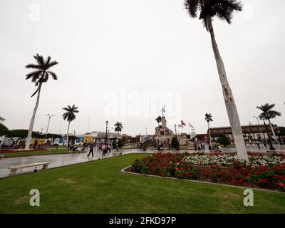 Panoramablick auf den grünen zentralen Stadtpark Hauptplatz Plaza de Armas in Trujillo La Libertad, Peru Südamerika Stockfoto