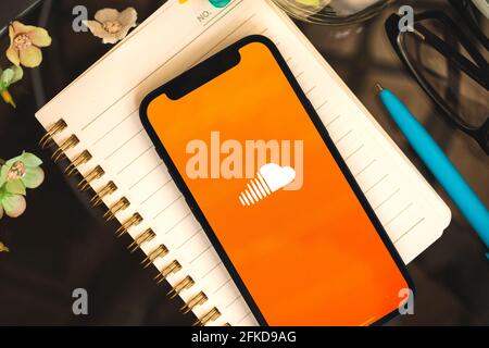 Charkow, Ukraine - 27. April 2021: SoundCloud-Logo auf dem Nahaufnahme-Foto des Bildschirms Stockfoto