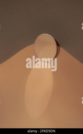 Minimale abstrakte Spiegelreflexion zweifarbiger Hintergrund. Trendige, weiche Farben. Produktplatzierung. Mit Kopierbereich. Stockfoto
