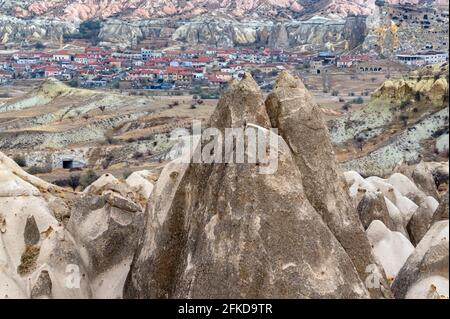 Schönes Panoramafoto von Kappadokien, Goereme, Türkei an einem bewölkten Tag Stockfoto